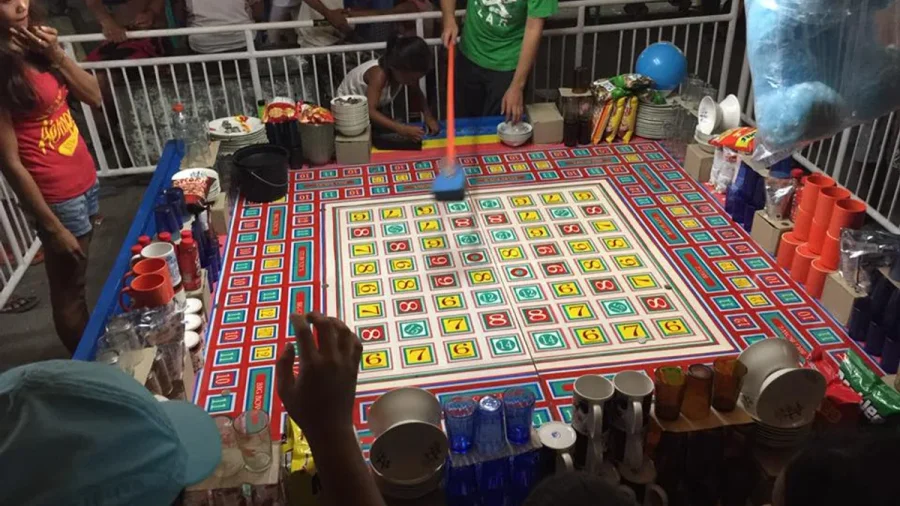 Digital Color Game dice dropper showing three color cubes settling on winning squares