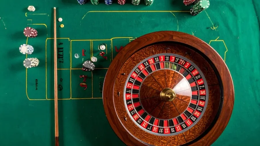 Live roulette betting grid showing inside straight-up bets, outside dozens, and hot/cold statistics